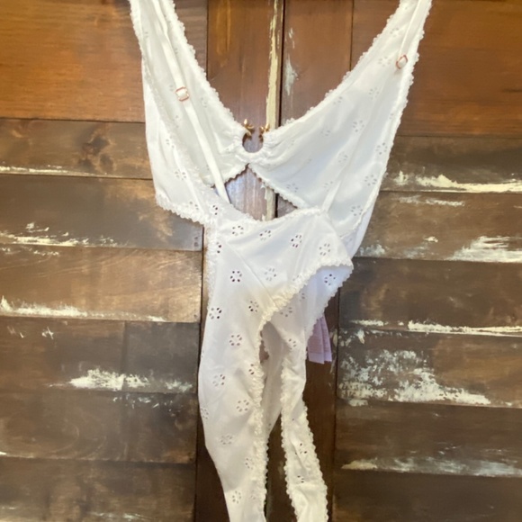 NWT Savage Fenty X Bombshell Broderie Lace Eyelet Teddy White Medium - Picture 8 of 11
